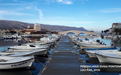 Postavljanje dvaju pontona u luci Pag